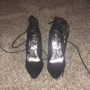Laced up pumps